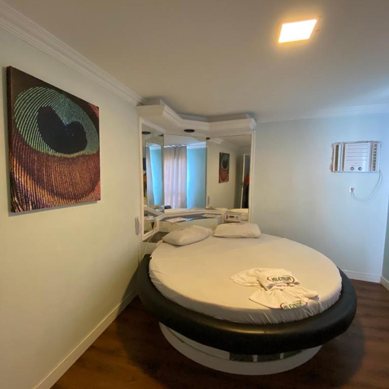 萨尔瓦多Hotel Milenium Itapuã的一间设有两张床的房间,位于一个画室