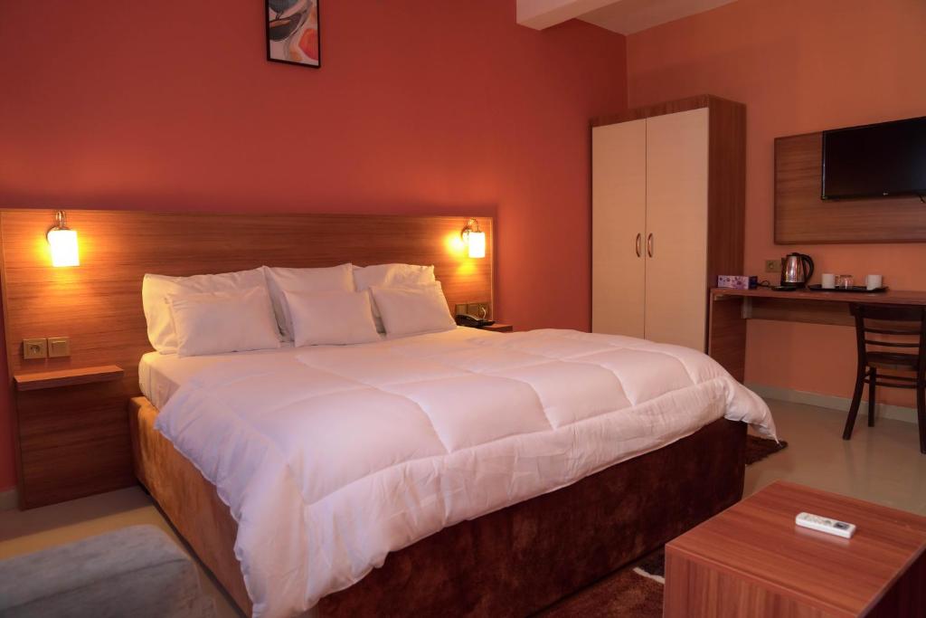努瓦克肖特Dialali Hôtel Nouakchott的一间卧室,卧室内配有一张大床