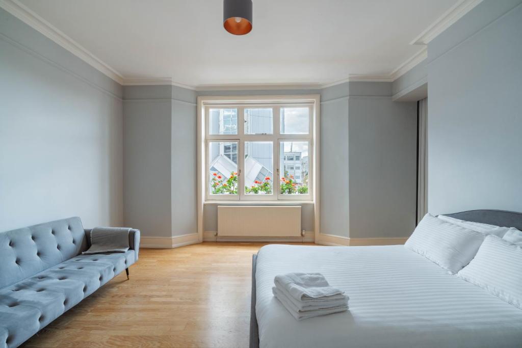 伦敦Bright Space in the Heart of London的白色的卧室设有床和窗户