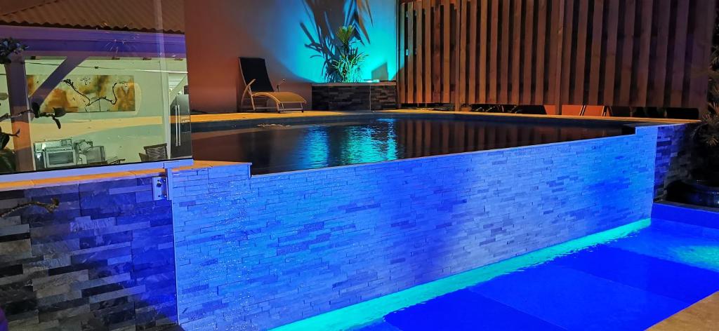 圣吕斯Résidence B&L Lagon : T3 Alizés的蓝色灯光的房子里的一个游泳池