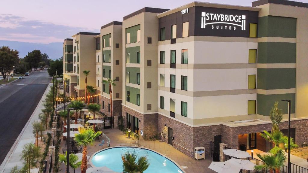 圣贝纳迪诺Staybridge Suites - San Bernardino - Loma Linda的享有庭院酒店空中景致,设有游泳池