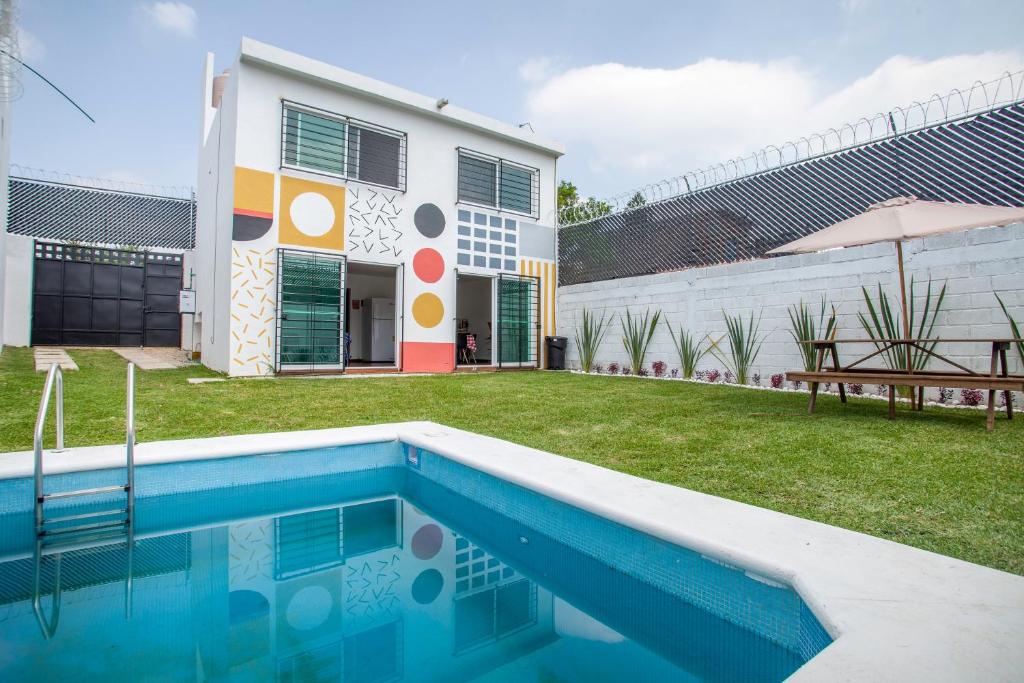 库奥特拉莫雷洛斯Casa con alberca privada y jardin的庭院中带游泳池的房子