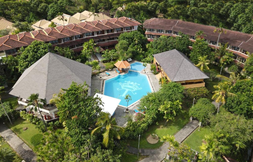 库塔峇里岛棕榈滩大酒店的享有带游泳池的度假村的空中景致