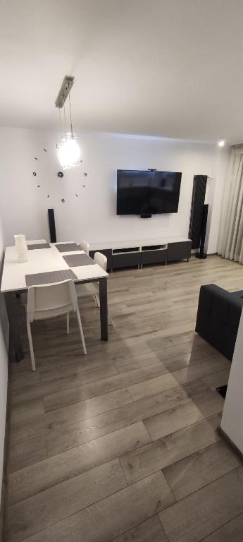 索斯诺维茨Apartament CENTRUM的客厅配有桌子和平面电视。