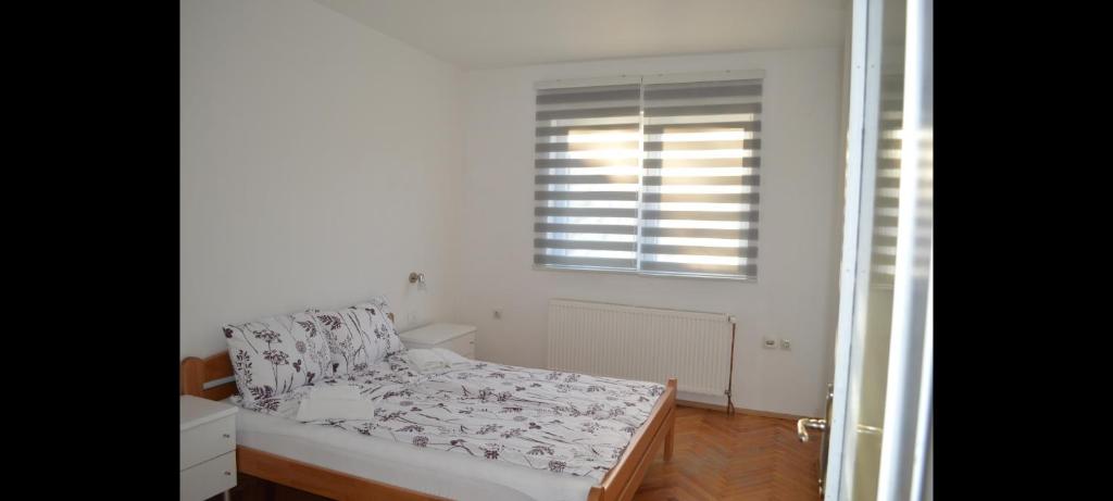 索科矿泉村Apartman Linera的一间小卧室,配有床和窗户