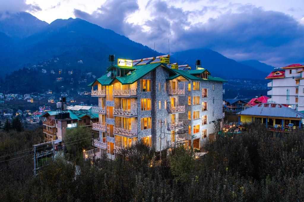 马拉里Tripli Hotels Stone House Cottage的一座位于山顶的城市建筑