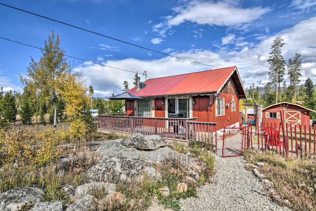 格兰德莱克Cozy Cabin with Mountain Views about 4 Mi to Grand Lake!的红色房子,有红色屋顶