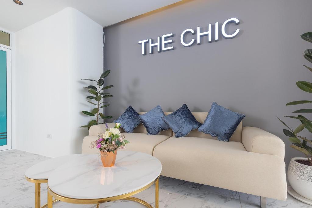 芭东海滩The Chic Patong的客厅配有沙发和桌子