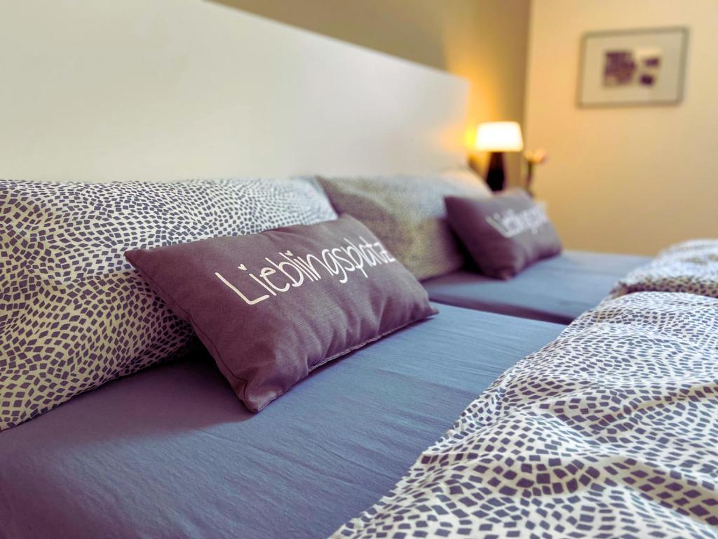特里尔Kamoro的一间卧室配有两张带枕头的床。