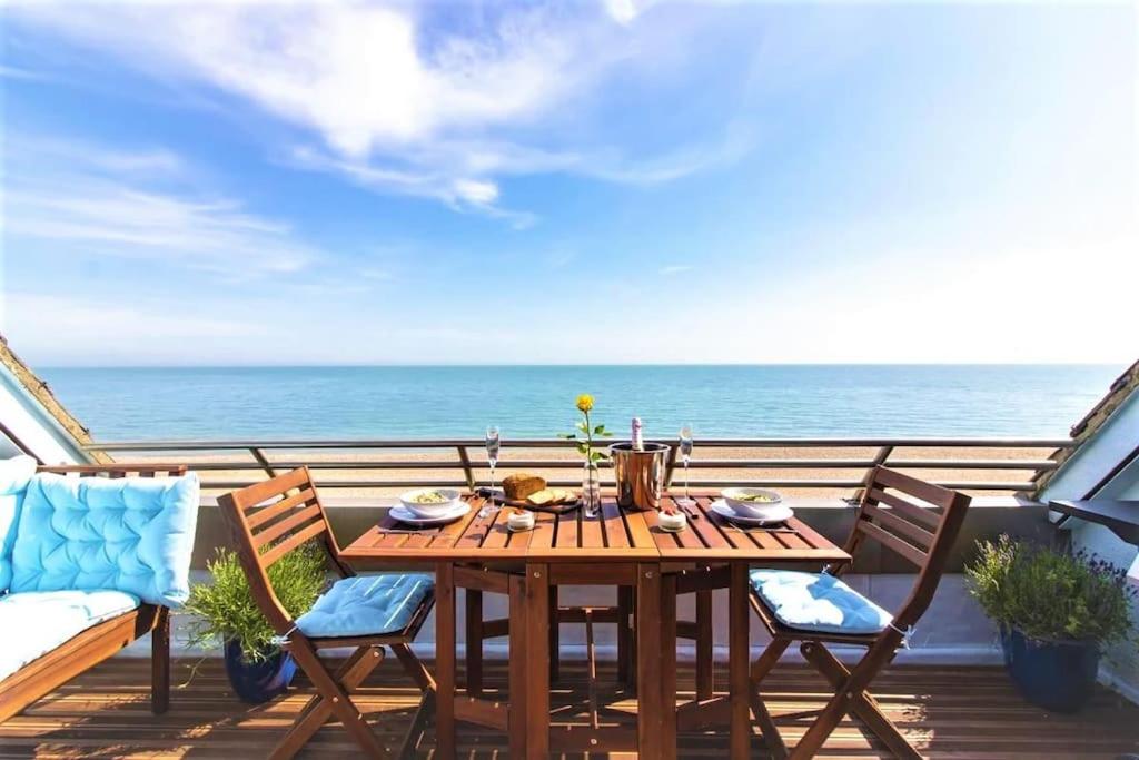 桑盖特The luxury Beach property - Oceanbreeze的阳台配有桌椅