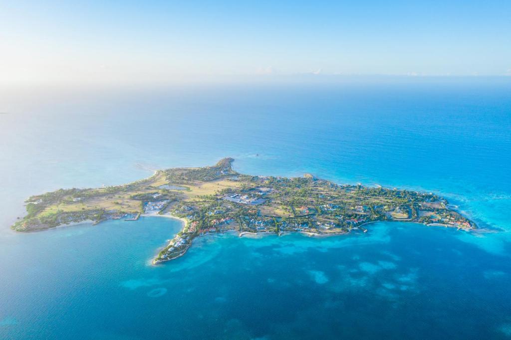 圣约翰斯Jumby Bay Island - A Fully Inclusive Private Island by Oetker Collection的海洋小岛的空中景观