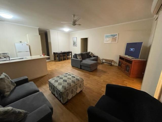南黑德兰Four bedroom House on Masters South Hedland的一间带两张沙发的客厅和一间厨房