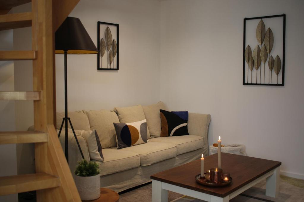 圣利芬斯－豪特姆The Suite Escape Apartment Sand的客厅配有沙发和带蜡烛的桌子