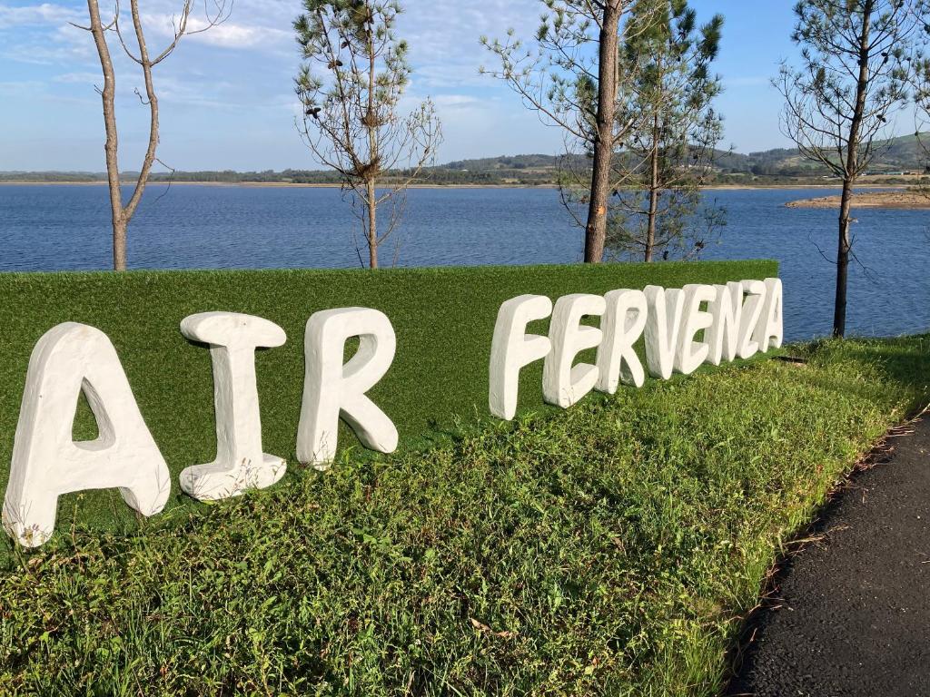 敦夫里亚AIR FERVENZA的水体旁草上的标志