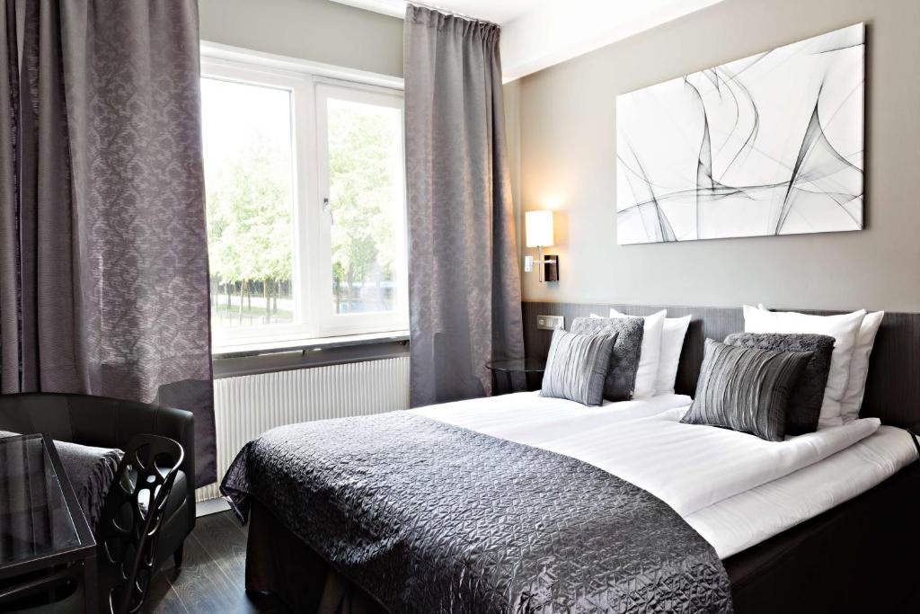 哥德堡Hotel Allén - Sure Hotel by Best Western Allen的一间卧室设有一张大床和一个窗户。