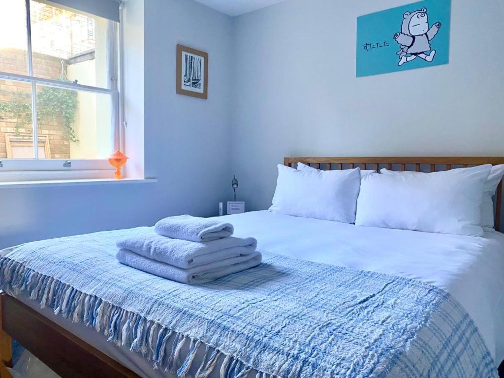 福克斯通No.2 Folkestone的一间卧室配有带毛巾的床