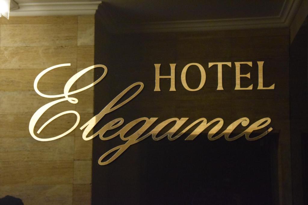 萨拉热窝Hotel Elegance的门上标有酒店优雅标志的标志