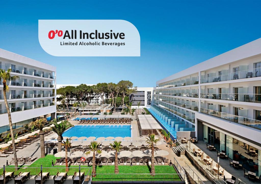 帕尔马海滩Hotel Riu Playa Park - 0'0 All Inclusive的一座带游泳池的公寓大楼的图片