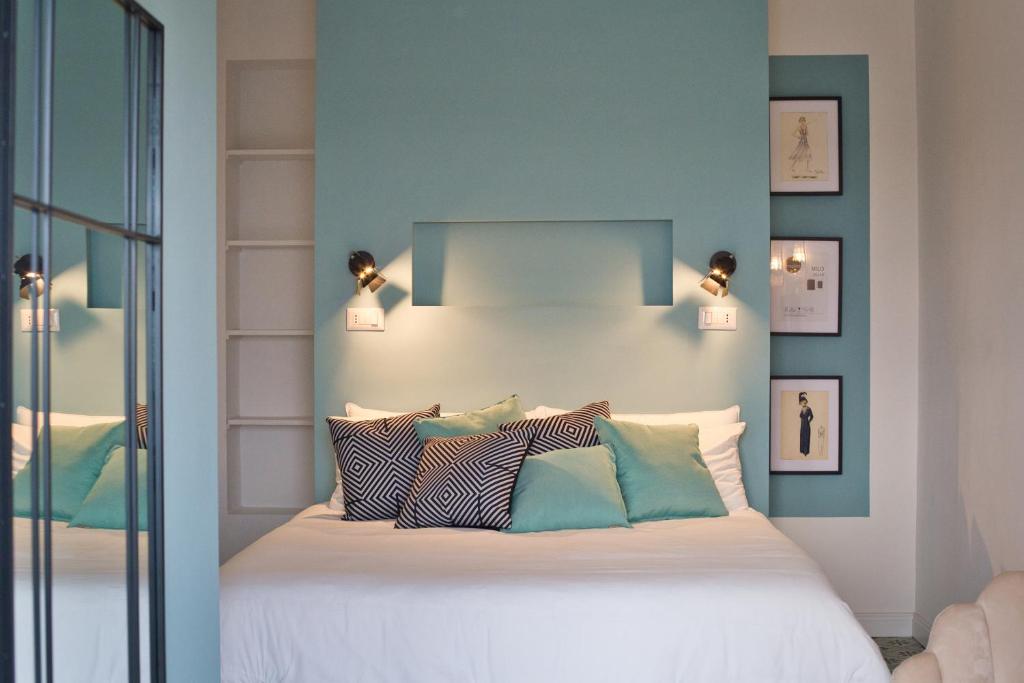 内米Suite sul Lago的一间卧室配有带枕头的床