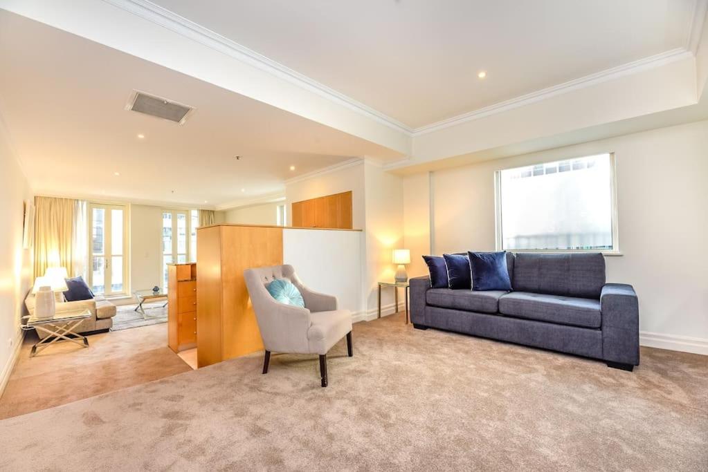 悉尼Huge Exec Apartment -Fantastic CBD Location B21001的客厅配有沙发和椅子