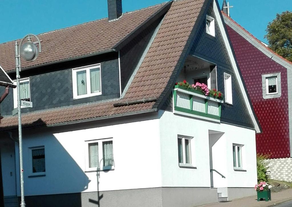本讷肯施泰因Ferienwohnung "Loni"的白色和黑色的房子,设有窗户