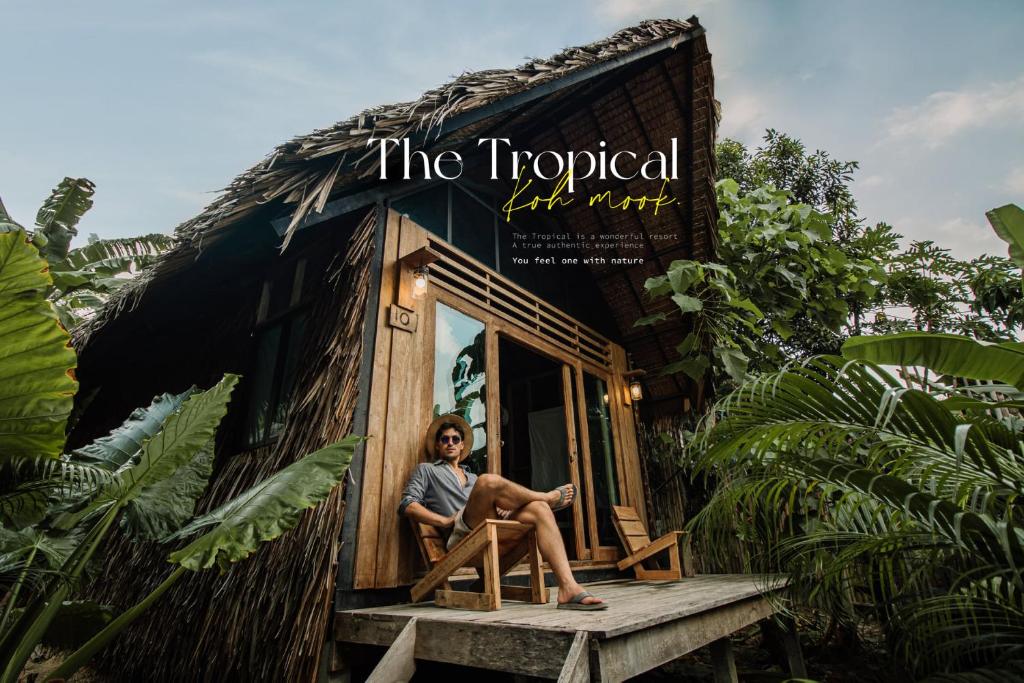 班柯木The Tropical Koh Mook的坐在小房子外椅子上的女人