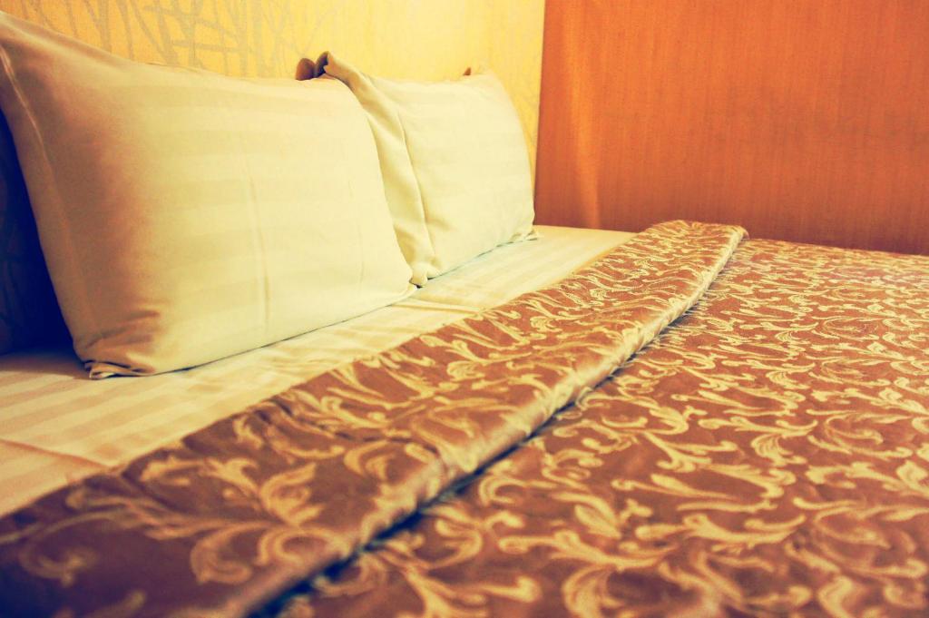 台南俪都大饭店的一张带枕头的床铺的壁橱