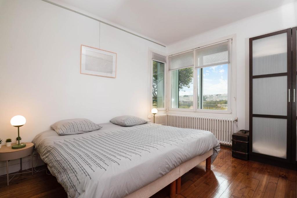 布雷斯特Brest : charmant appartement hypercentre的白色的卧室设有床和窗户