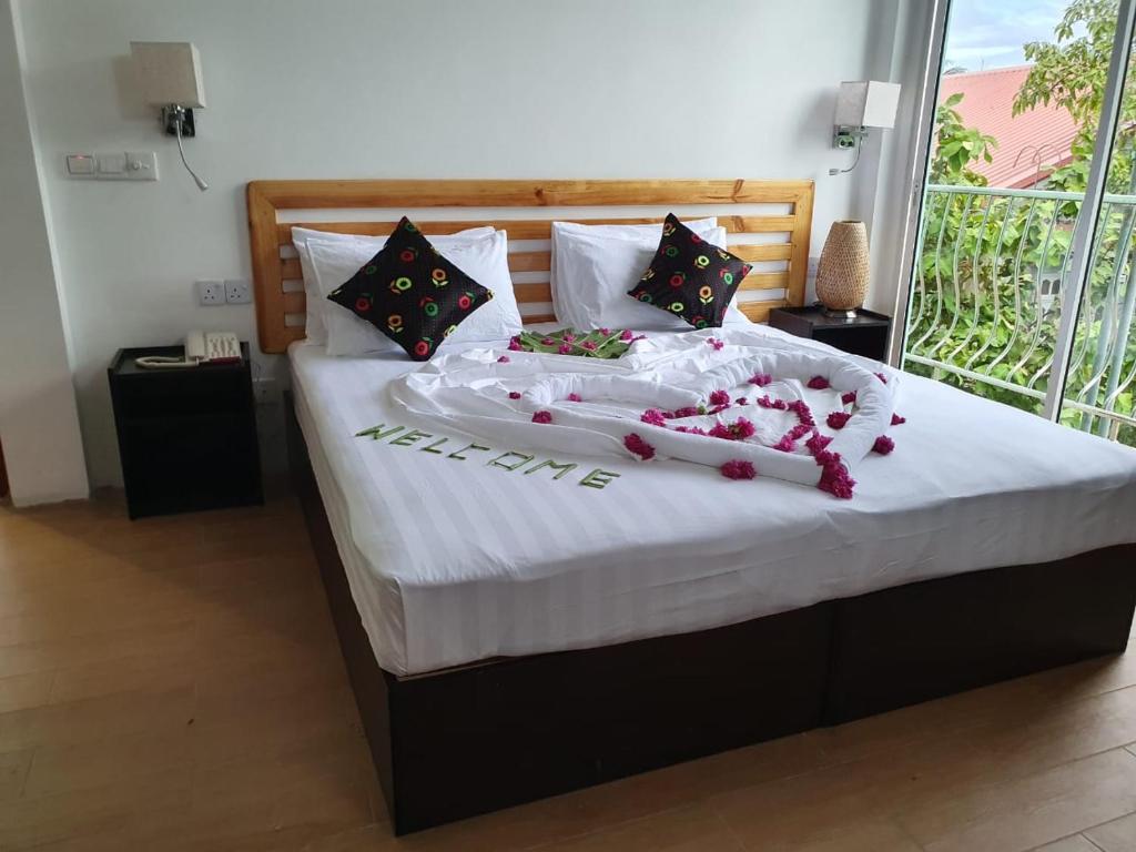 丹格迪Arianna Dhangethi的一间卧室,床上放着鲜花