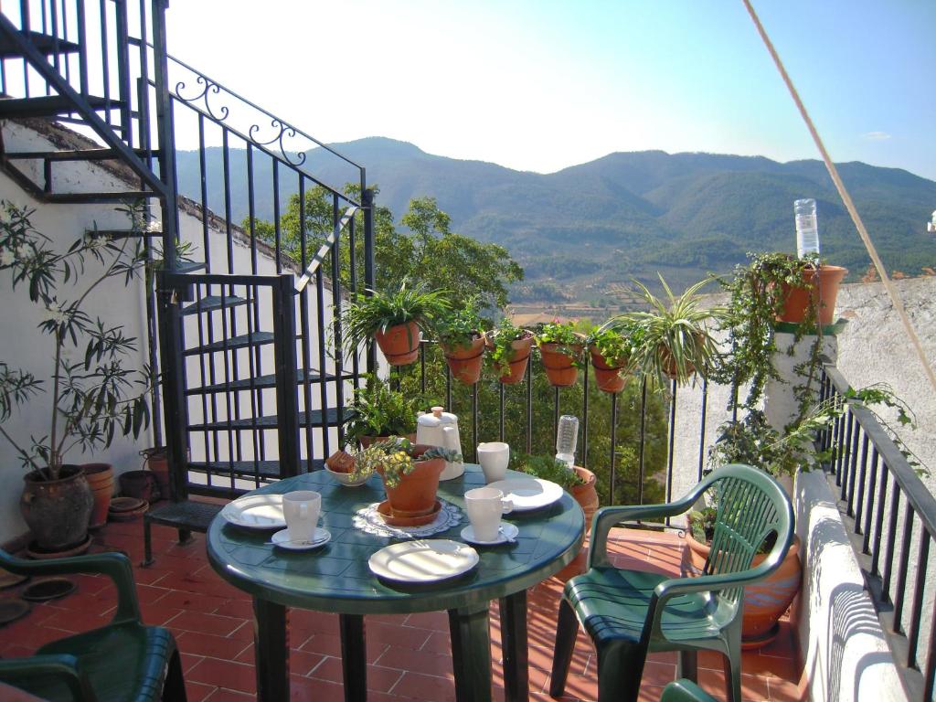 奥尔诺斯La Casa de la Abuela Clotilde的美景阳台配有桌椅