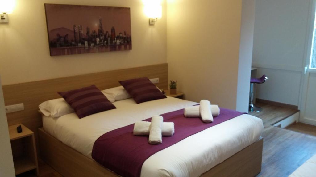 巴塞罗那巴塞罗那漫游旅馆的一间卧室配有一张大床和两个枕头