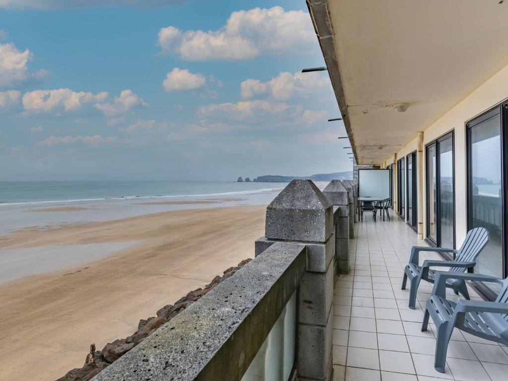 昂代Appartement Hendaye, 3 pièces, 6 personnes - FR-1-2-306的一个带椅子的阳台,享有海滩美景