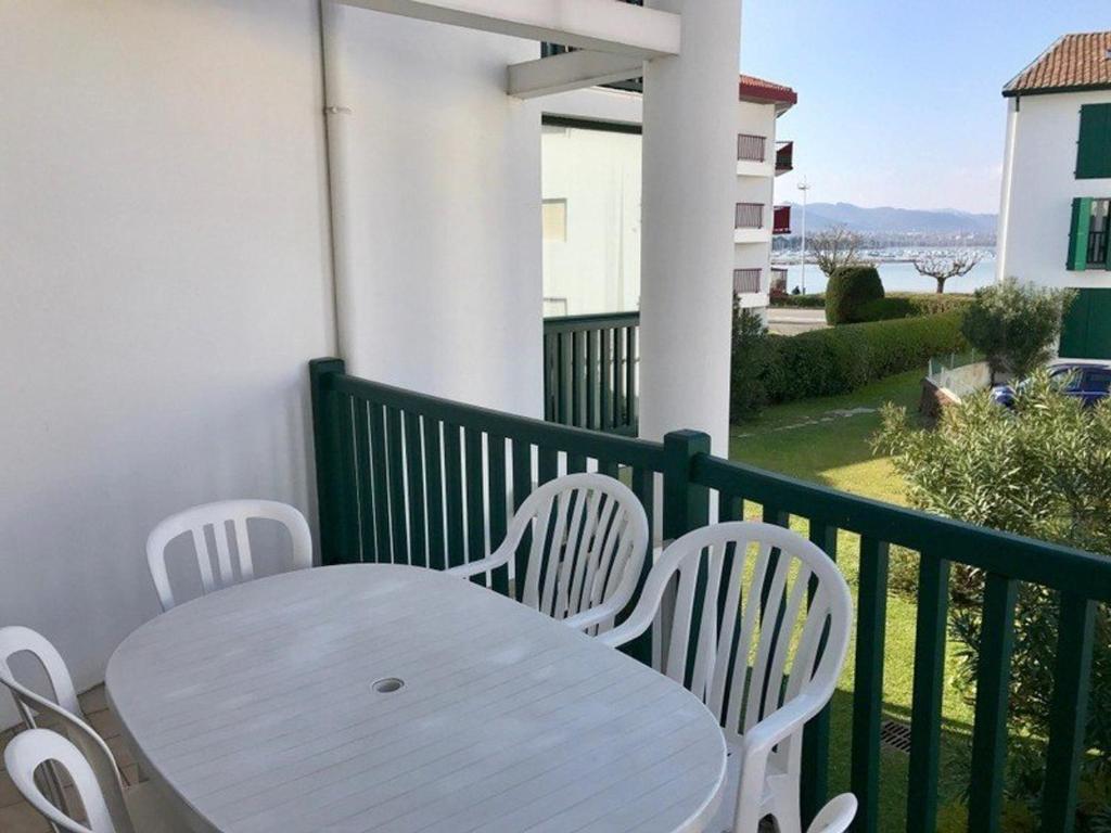 昂代Appartement Hendaye, 2 pièces, 5 personnes - FR-1-2-299的阳台上配有白色的桌椅