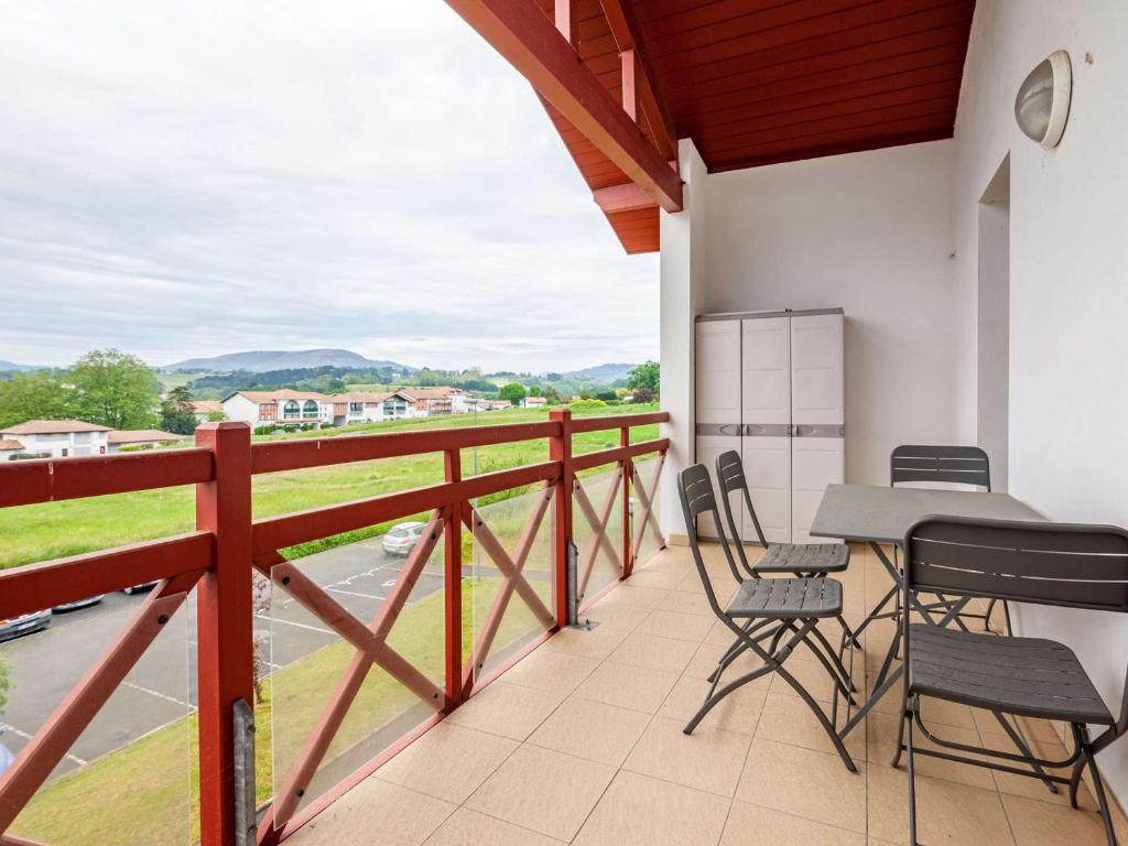 昂代Appartement Hendaye, 2 pièces, 4 personnes - FR-1-2-308的设有一个配有桌椅并享有美景的阳台。