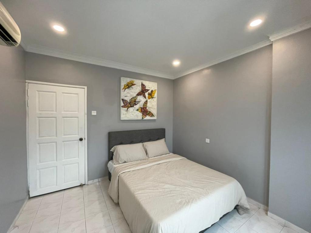 瓜埠The Penthouse的卧室配有白色的床和白色门