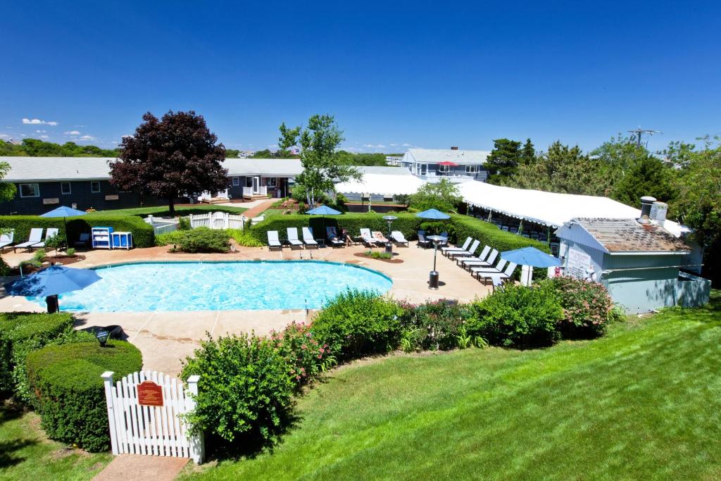 普罗温斯敦赛格拉斯Spa酒店的享有度假村游泳池的空中景致