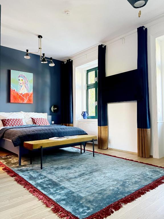 维也纳Sissi West的一间卧室设有一张床和蓝色的墙壁