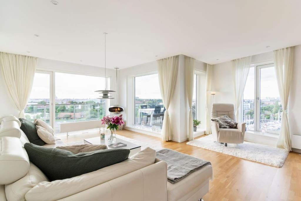 哥本哈根Penthouse with amazing views of Copenhagen!的客厅配有白色沙发和大窗户