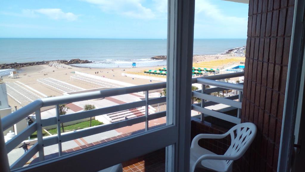 马德普拉塔La Perla frente al mar的一间客房,从阳台上可欣赏到海滩景色