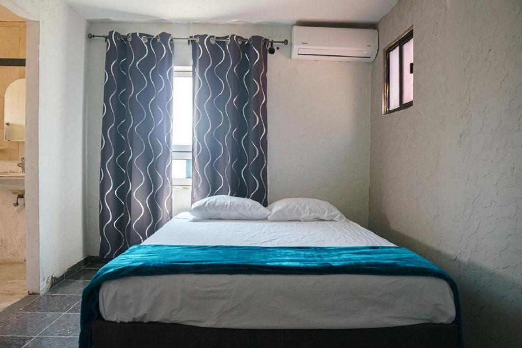 蒙特雷Access Blue Cristal的一个小房间的一个床位,设有窗户