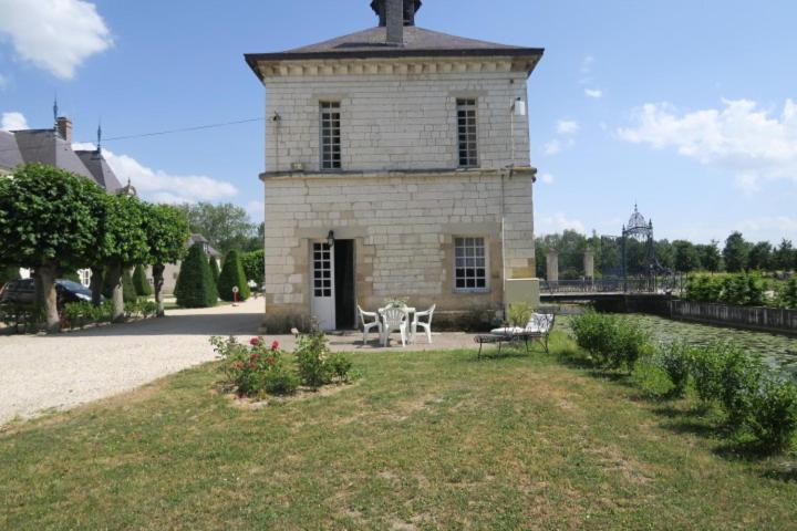 Vitry-la-VilleColombier du château的前面设有桌椅的建筑