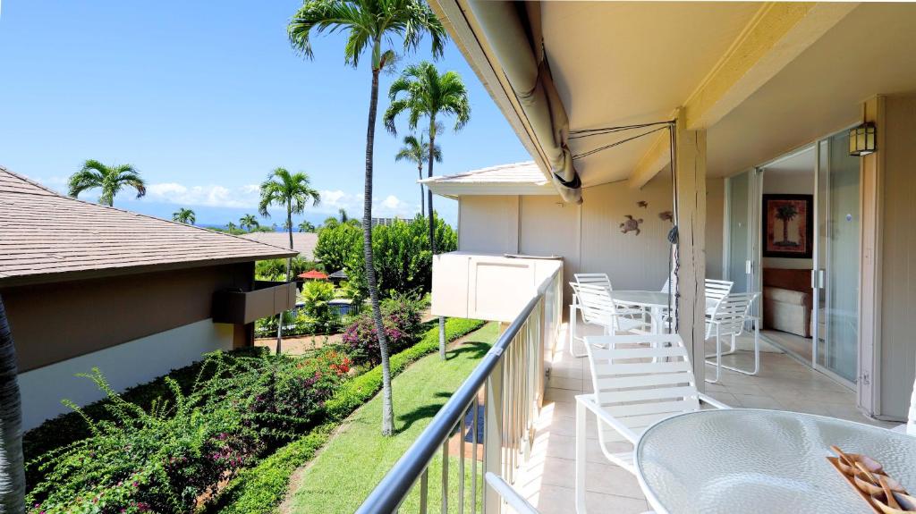 拉海纳Maui Eldorado D200 - 2 Bedroom的阳台,配有桌椅