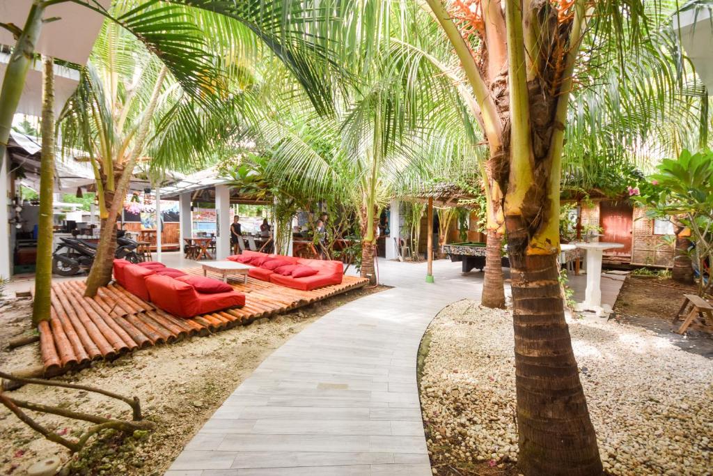 长滩岛长滩岛背包客旅舍的棕榈树下一排红色的沙发