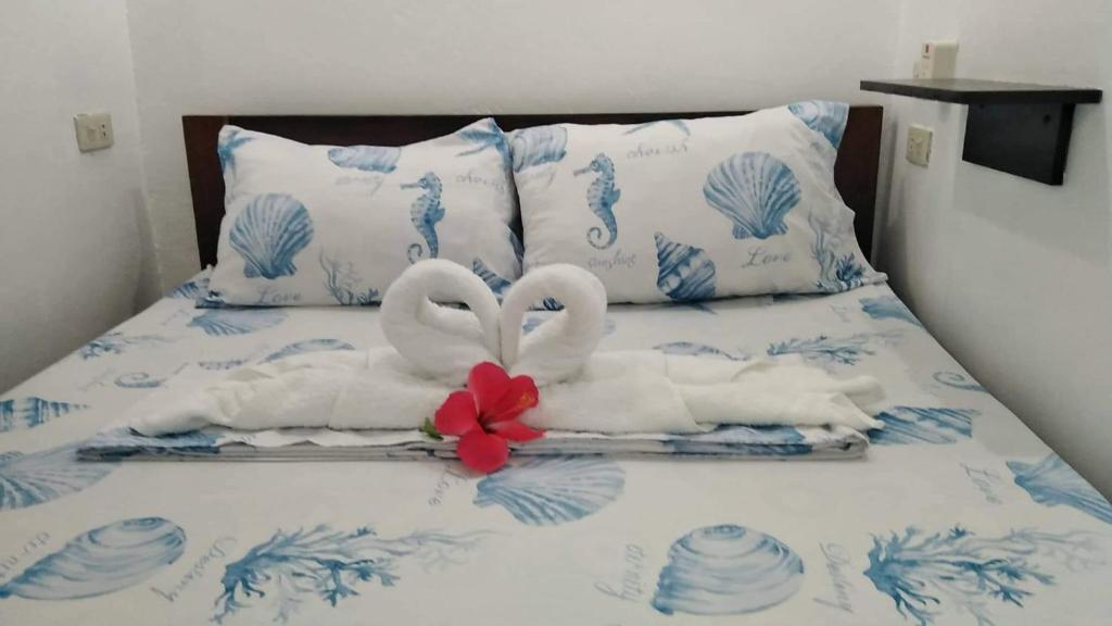 卢纳将军城JML Private 2-Double Room的床上用毛巾制成的两天鹅