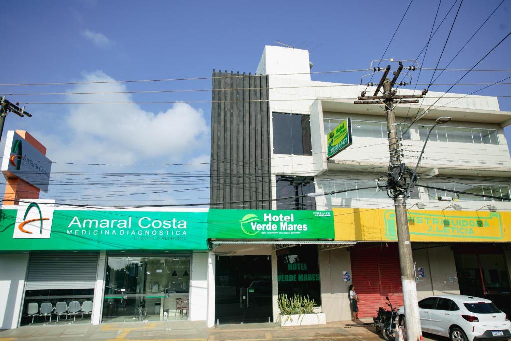 马卡帕Hotel Verde Mares的街角的商店,有楼