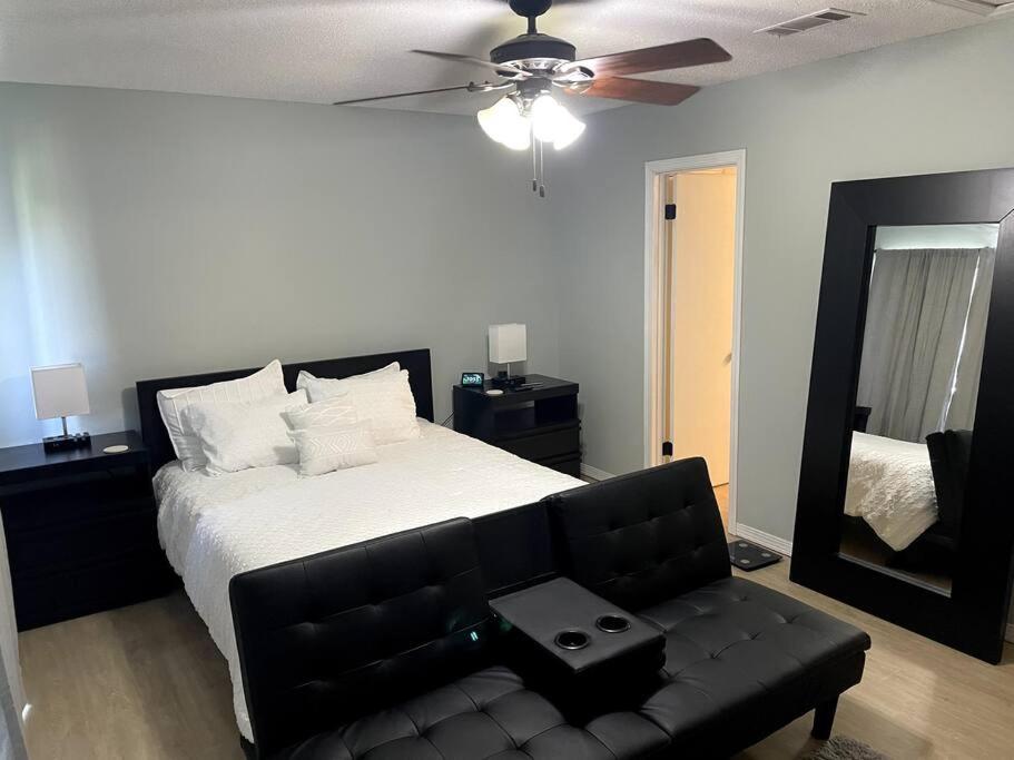 沃尔顿堡滩Modern 2 Bedroom Townhome Minutes from the Beach!!的一间卧室配有一张床和一张黑色皮沙发