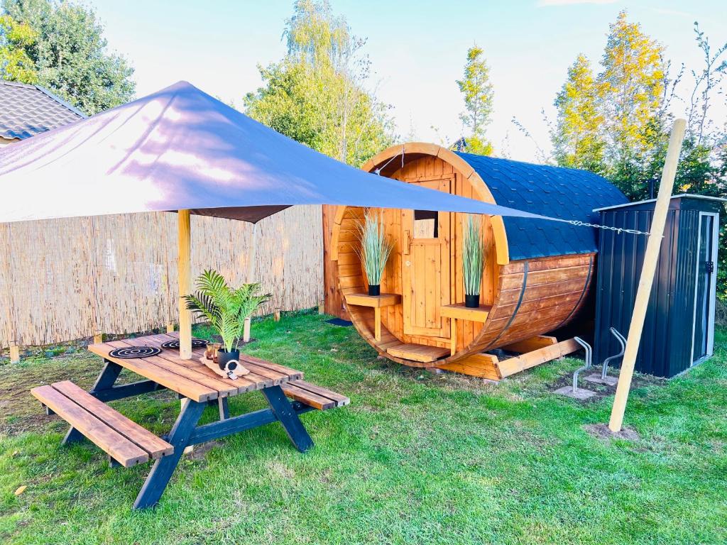 莫伦霍克de Harmonie的小屋配有桌子和帐篷