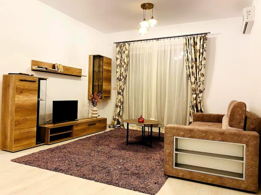 阿拉德Luxury apartment的客厅配有椅子和电视