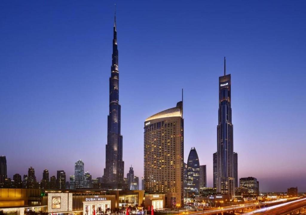 迪拜Deluxe Studio Address Dubai Mall "The Residence"的享有城市天际线的美景,拥有两座高楼