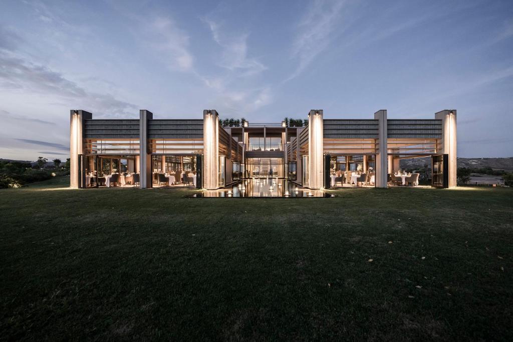 锡库利亚纳ADLER Spa Resort SICILIA的前面有草地的大建筑